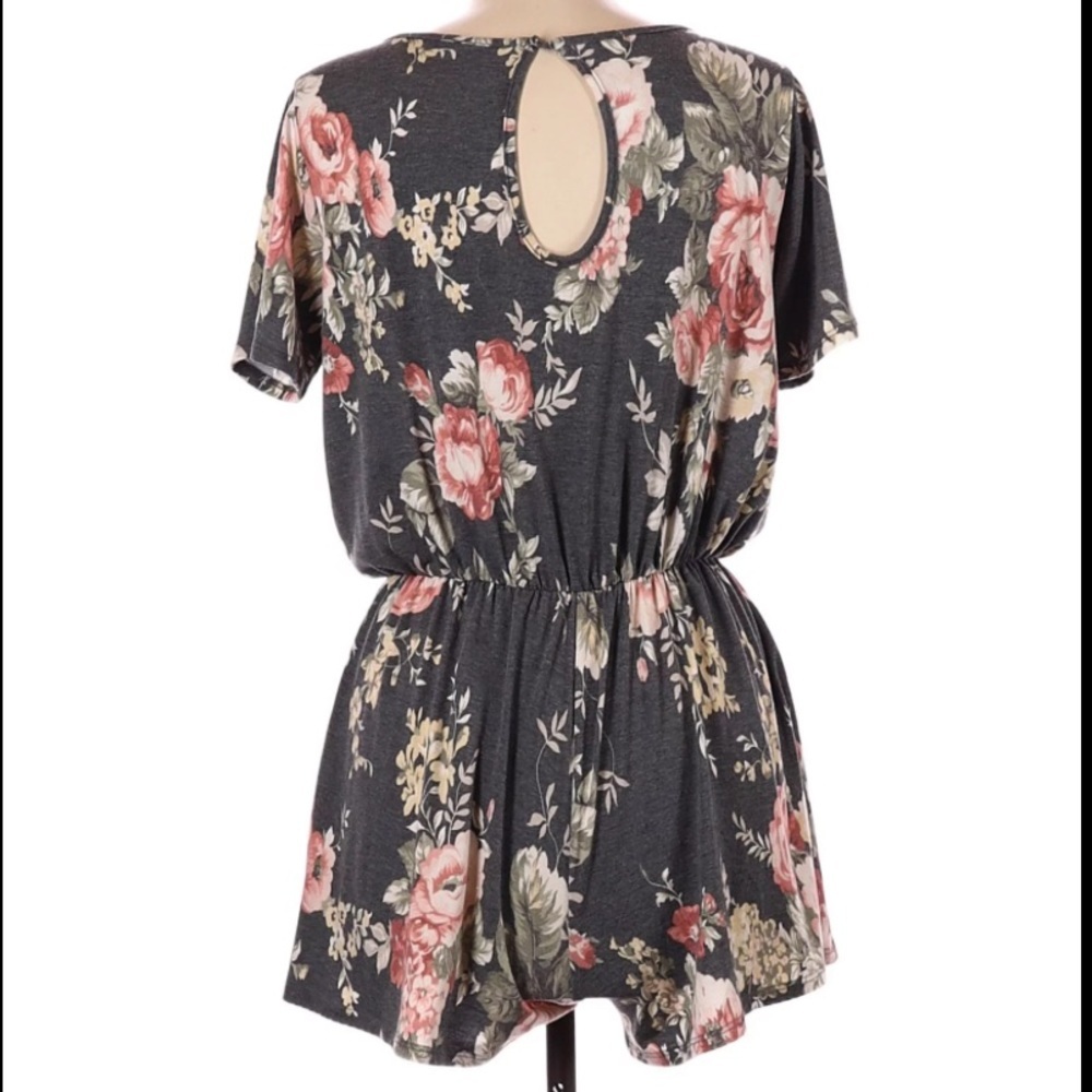 Floral Romper. Size M - Picture 3 of 5